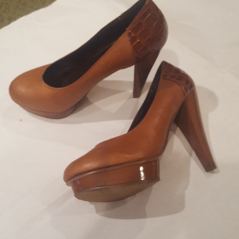 NWOT tan heels